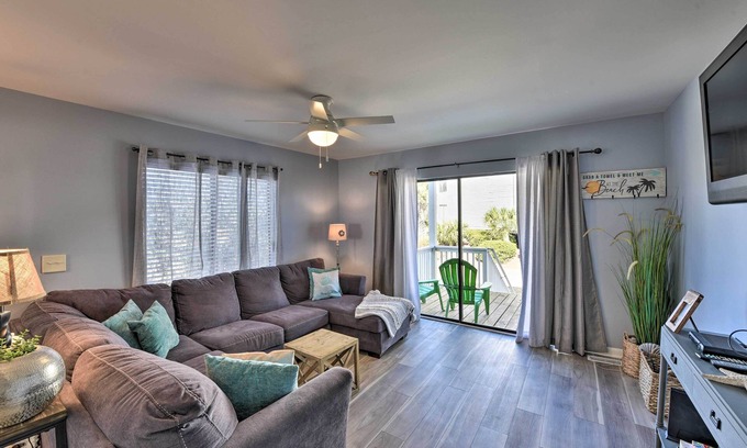 Oceanmarsh Subdivision Condo | Relaxing Harbor Island Condo: Walk to the Beach!