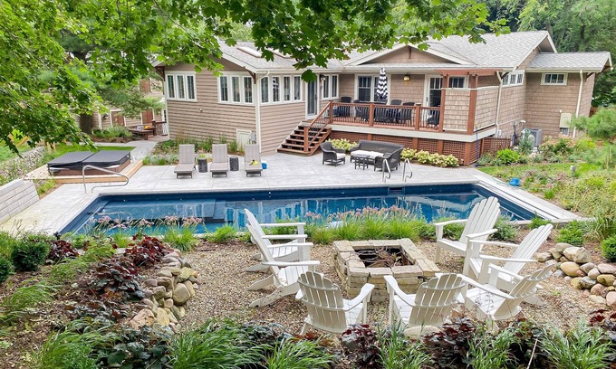 Stevensville House | Relaxing home with private pool, hot tub, game room, & fireplace