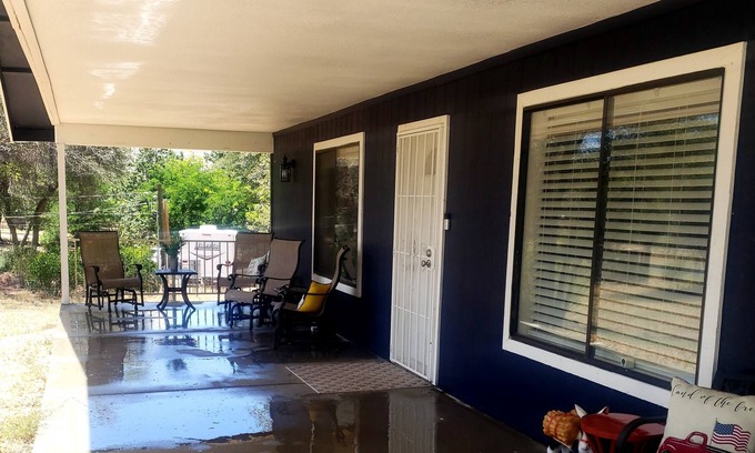 Williamson House | Relaxing House with Porch