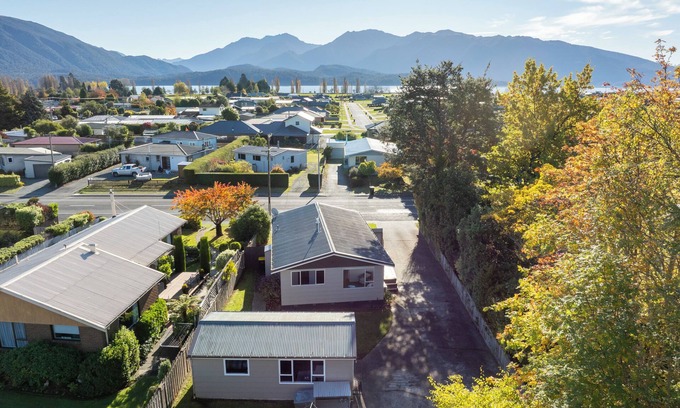 Te Anau House | Relaxing Kiwi Bach - Te Anau Holiday Home
