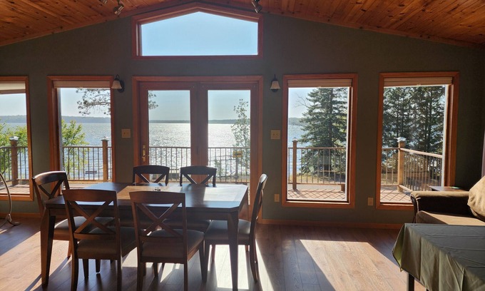 Spooner House | Relaxing Lake House!