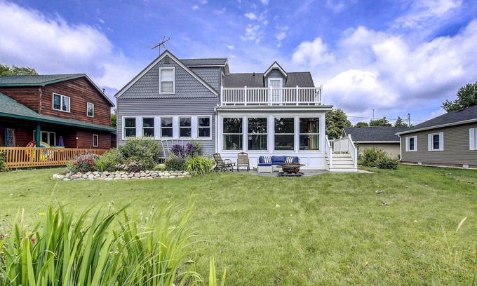 Oshkosh House | Relaxing Lake Winnebago Waterfront Retreat