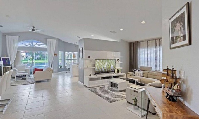 Lakefield South House | Relaxing Lakeside house in Banbury, Wellington