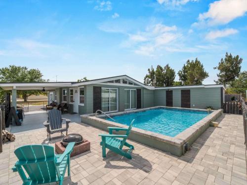 Englewood South House | Relaxing modest bungalow- Mins to Beach - Pool - Yard