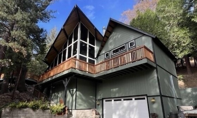 Blue Jay Cabin | Relaxing Mountain Retreat with lots of decks and EV charging +AC