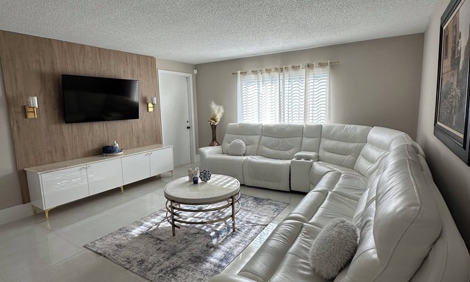 West Palm Beach Apartment | Relaxing or Working, It's here!