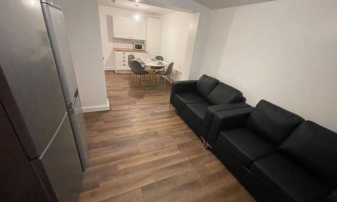 Sheffield House | Relaxing Park Village Escape - Shared Space