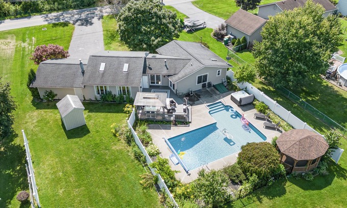 West Henrietta House | Relaxing Pool & Hot Tub House near RIT Inn