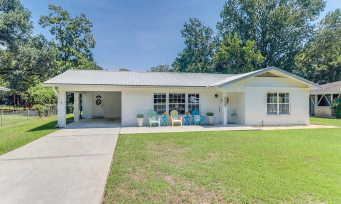 Long Beach House | RELAXING & QUIET! Walk to Beach, Large Patio, Big Fenced Yard, Pet Friendly