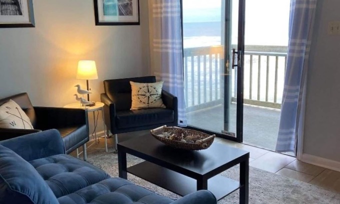 McCutcheon Field Condo | Relaxing Retreat -Ocean Front Condo