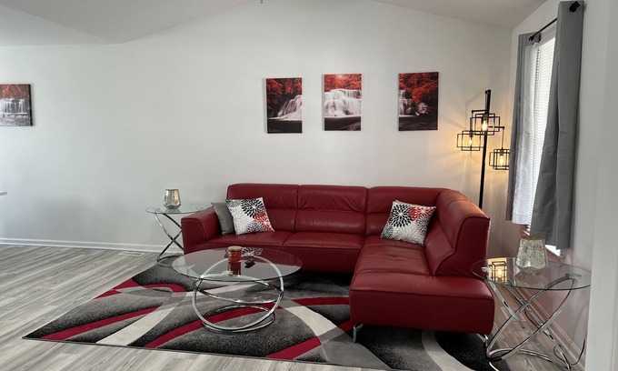 Southeast Raleigh House | Relaxing Red Velvet 5 Minutes to Downtown Raleigh & NC STATE