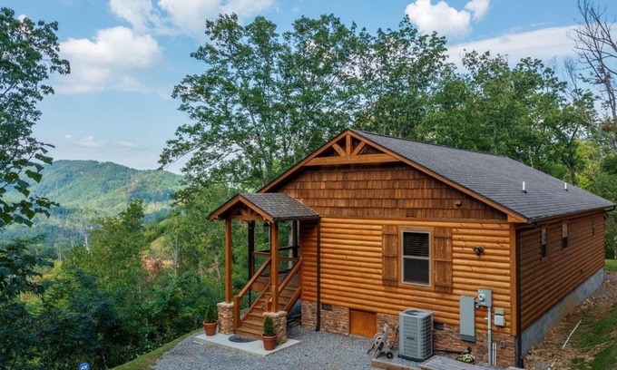 Gatlinburg - Pigeon Forge Cabin | Relaxing retreat/awesome views!/Hot tub/King beds/Fire pit/Mins to Downtown GB