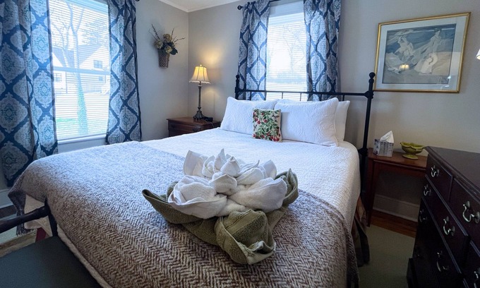 Greenville House | ✨ Relaxing Retreat 🏡 Easy 1 Mile Walk Downtown, Fenced in Yard!✨