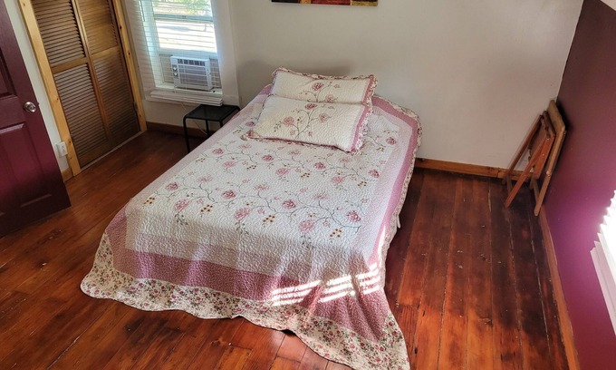 Roseburg House | Relaxing Riverfront 1875 Farquar Historic Home