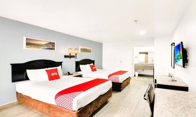 Oakville Hotel | Relaxing Room Close to Choke Canyon – Free Parking, Pet Allowed & Pool