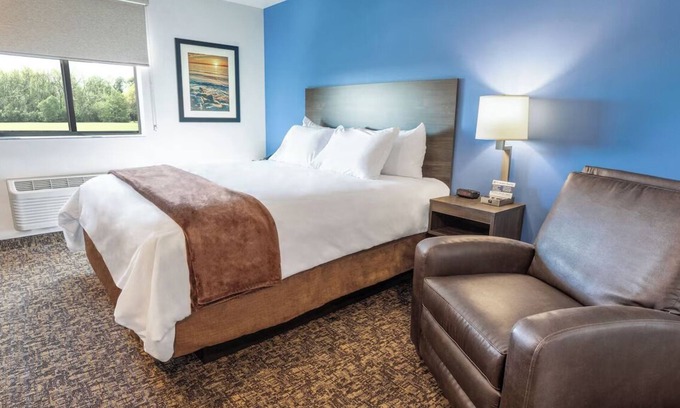 Garner Hotel | Relaxing Room w/Full Kitchen & Pet-Friendly Near White Deer Park Nature Center