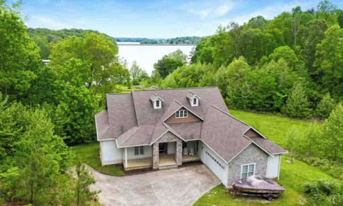 Eddyville House | Relaxing & spacious waterfront home on Barkley Lake with 5 Bedrooms and 4 Baths