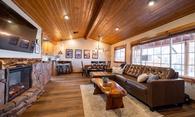 Williams House | Relaxing Stoney Cottage- Air Conditioning and Gas Fire Pit.