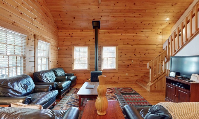 Northport Cabin | Relaxing three-bedroom dog-friendly cabin w/full kitchen, firepit & A/C