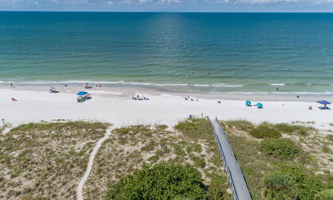 Indian Rocks Beach Condo | Relaxing Top Floor/Corner Beachside Condo w/Pool & Spa - Perfect Vacation Spot