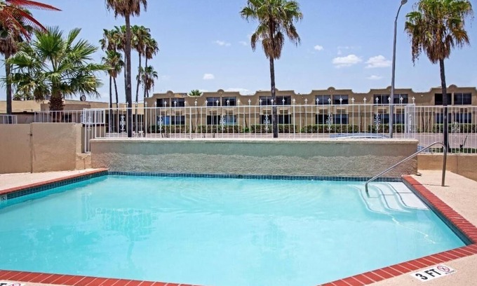 McAllen Hotel | Relaxing Unit Near La Plaza Mall - Pet Friendly With Outdoor Pool & Parking