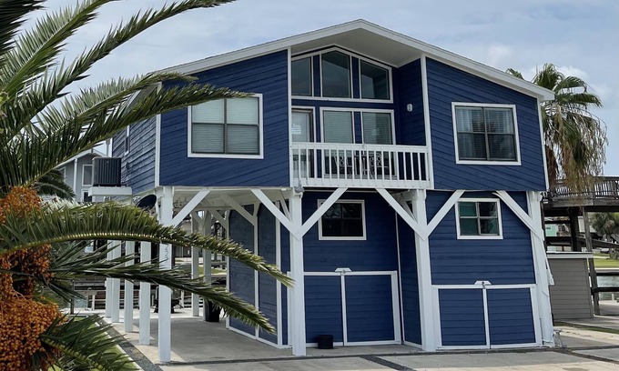 San Luis House | Relaxing Waterfront Canal Home in Treasure Island