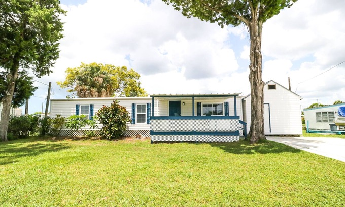 Signal Cove House | RELAXING WATERFRONT CANAL HOME. PET FRIENDLY!