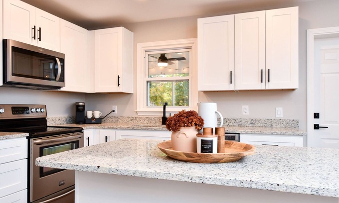 Greenville - Spartanburg House | Relaxing White House, Cozy Back Porch, 15 minutes to Downtown