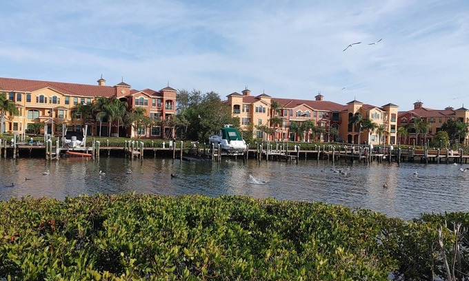 Clearwater Condo | Relocate/Vacay in Clearwater-TampaBay 2King/2BA Waterfront