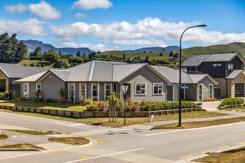 Lower Shotover House | Remarkable Mountain View - 4 Bedroom Home