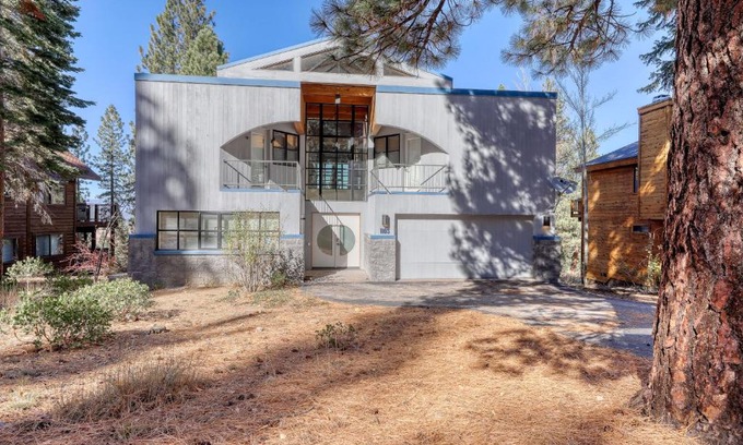 Truckee House | Remarkable Roundhouse Retreat