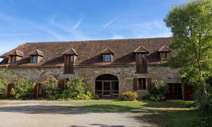 Loubressac Cottage | Remarkable spacious gite, swimming pool, terrace, Dordogne valley in the Lot