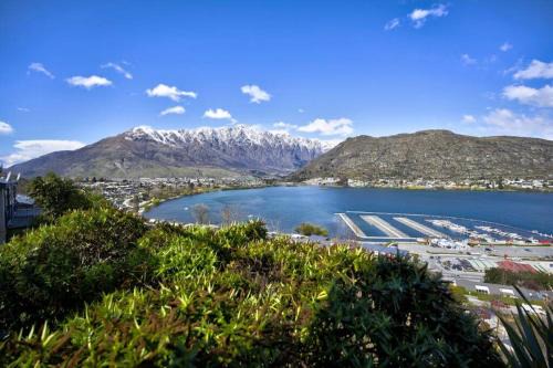 Frankton Apartment | Remarkable Views 3 bedroom - lake & mountain views