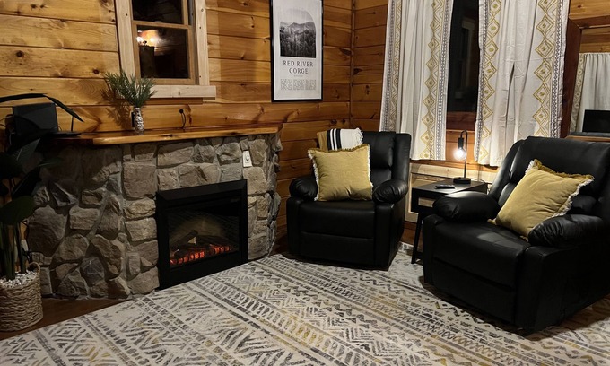 Campton Cabin | Remodel-New Hot Tub & Massaging Recliners w/Heat