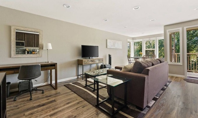 Silver Beach Condo | Remodeled 1 bed condo near Lake Whatcom & trails!