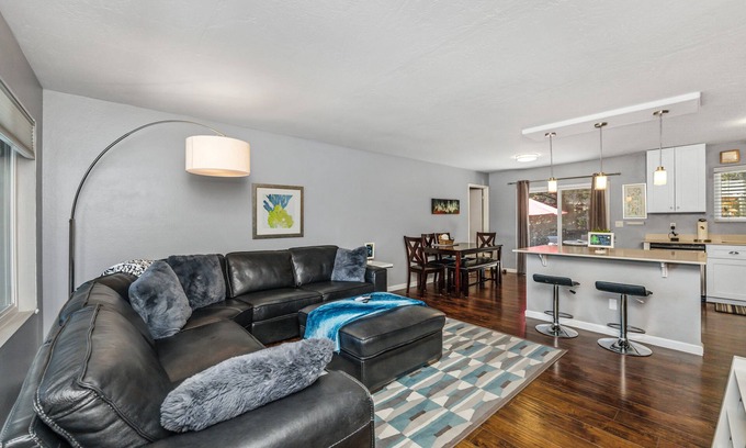 Prescott House | REMODELED 3Bd/2Bth TreeTop House -> Downtown Location w/Views & 5-STAR REVIEWS!