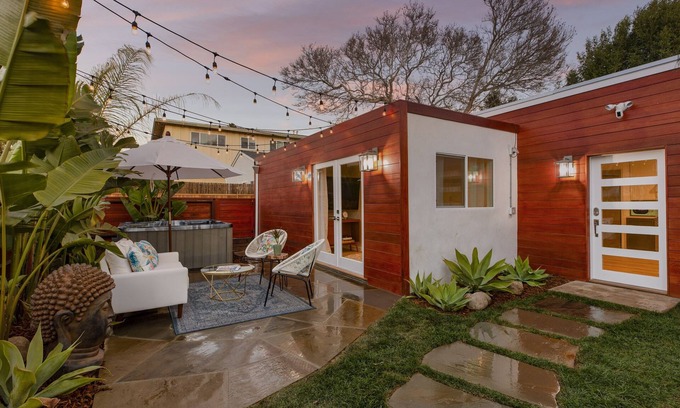 The Mesa House | Remodeled Beach House with Spa and Sauna 2 Blocks from Ocean Pet Friendly