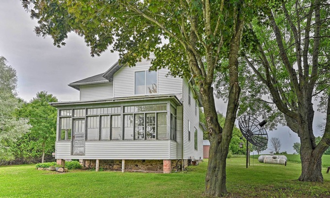 Krakow House | Remodeled Cecil Farmhouse, Near Shawano Lake!