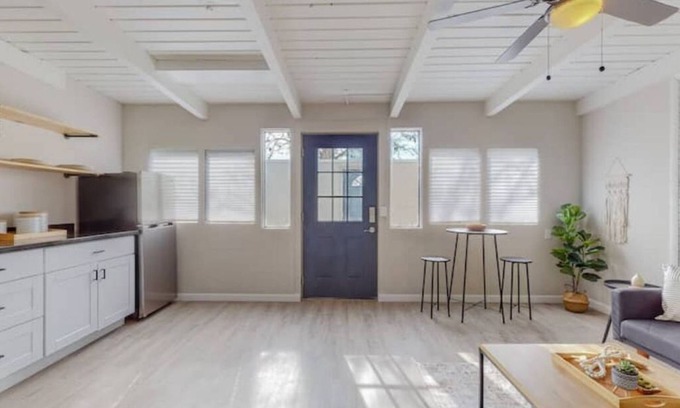Pueblo Alto Apartment | Remodeled Courtyard Apt w/King Bed, In-Unit W&D