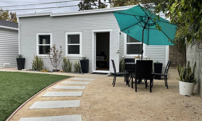 Clarkdale House | Remodeled Detached Guest House w/Washer, Dryer and Parking