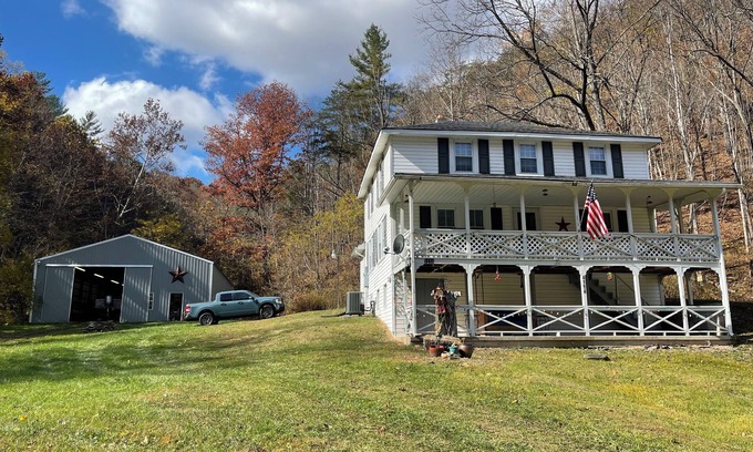 Glace House | Remodeled Farmhouse 150 acres - Minutes from Escatawha Farms Fly Fishing