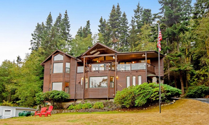 Oak Harbor House | Remodeled home bordering Deception Pass with private hot tub & stunning view
