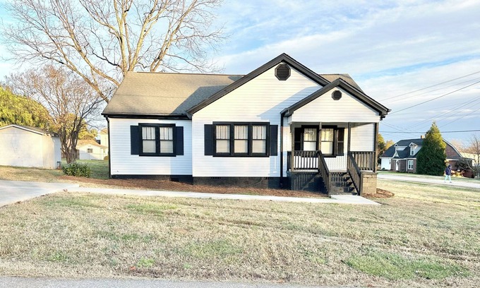 Reidville House | Remodeled home in historic Reidville town! Less than a mile-Tyger River Park.