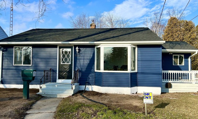 Two Rivers House | Remodeled home near lake and beach!