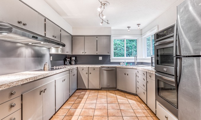 Rhododendron Cabin | Remodeled home with large yard & kitchen in lovely forest setting - dog-friendly