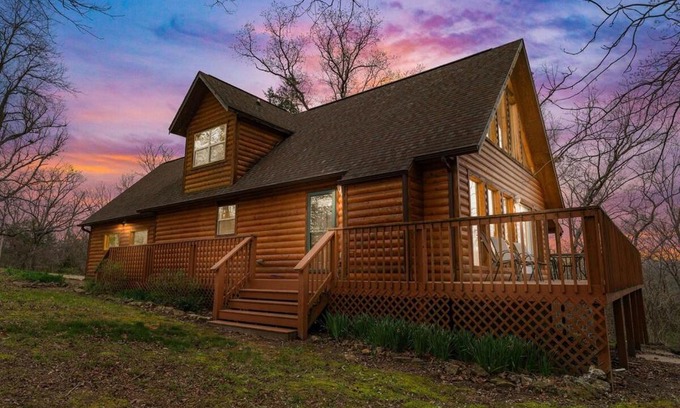Eagle Rock Ski Chalet | Remodeled Lakefront Cabin, shuffleboard, Starlink