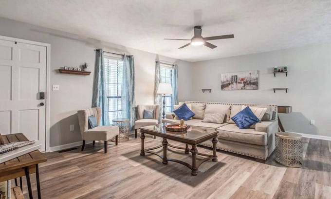 Jackson House | Remodeled N. Jackson Home w/Shuffleboard, sleeps 6