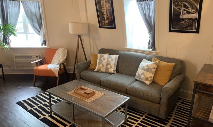Lynden House | Remodeled private room in a windmill (right downtown)