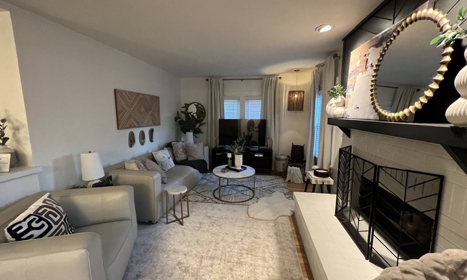 Wichita House | Remodeled Riverside Cottage w/sunroom, She-shed. Walk to golf, tennis, Botanica,