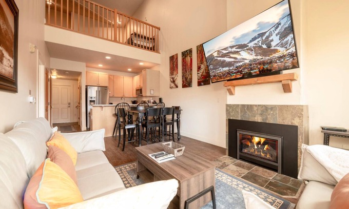 Gorgosa Condo | Remodeled Top Floor 1 BR+ Loft w/Mountain Views, 2BA, Sleeps 5, A/C